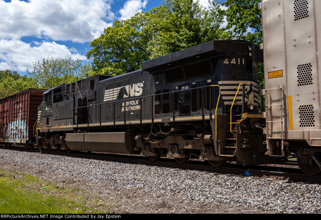 NS 4411 is the mid-train DPU on an eastbound